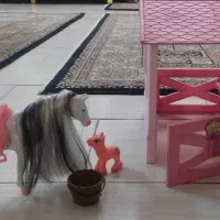 بازی آموزشی .لوگوی اسب واصطبل .عروسک اسب واصطبل