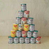 تعدادی قوطی خالی شیر خشک