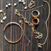 مقداری طلا فروشی دارم به قیمت دو درصد میدم