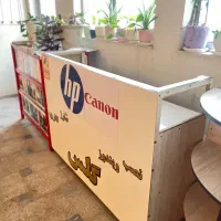 تعدادی میز پیش خ ان