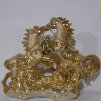 مجسمه طلایی