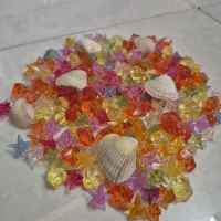 تعدادی سنگ و کریستال رنگی گلدان و آکواریوم