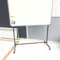 تخته وایت برد همراه با پایه متحرک