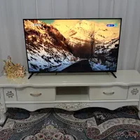 میز تلویزیون و جلو مبلی همراه با دوتا عسلی