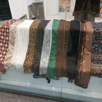 تعدادی شال و روسری و مقنعه فروش عمده