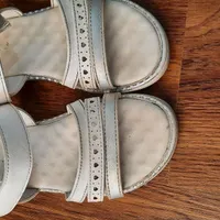 تعدادی صندل و کفش کودک|کفش و لباس بچه|ساری, |دیوار