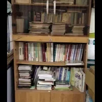 کتابخانه چوبی ۴ طبقه با حدود ۵۰۰ جلد کتاب|کتاب و مجله ادبی|مشهد, امام رضا (ع)|دیوار