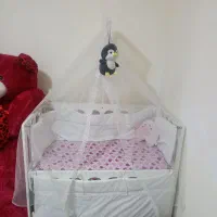 تخت و گهواره کنار مادر