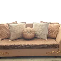 مبل راحتی هفت نفره و میز جلو مبلی