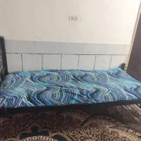 تخت فلزی