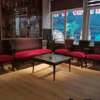 یک دست مبل هفت نفره با یک میز در حد نو