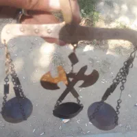 ترازو کهنه کهنه دکوری با یه تبرزین وکشکول دکوری