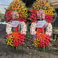 گل فروش تاج گل تبریک ترحیم. (بازار گل)