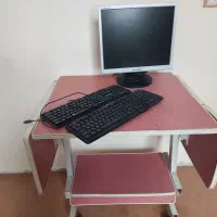 مانیتور و کیبورد به همراه میز