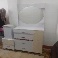 میز ارایشی و صندلی و تخت