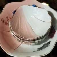 تعداد ی لوازم تزیینی با رومیزی سه تکه