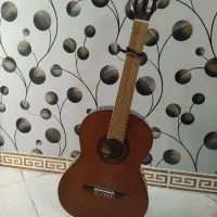 گیتار به همراه پایه