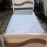 تخت خواب یک نفره همراه با تشک کاملا سالم و تمیز