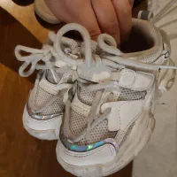 تعدادی لباس و کفش بچگانه