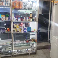 میز ،۳عدد ویترین مغازه ،میز کار با صندلی چرخشی،