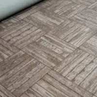 موکت طرح پارکت و تعدادی کابینت آشپزخانه