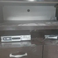 یک عدد میز تلویزیون صحیح و سالم