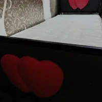 یک عددتخت تک نفره همراه با تشک