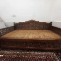 یک عدد تخت چوبی دونفره، در حد نو.،صحیح و سالم.