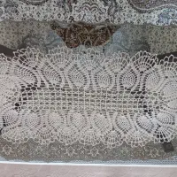 رو میز تزئینی و پرده