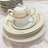 تعدادی ظروف استفاده شده