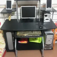 کامپیوتر همراه میز