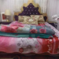 تخت خواب به همراه میز کنسول و صندلی