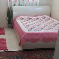 تخت خواب ۲نفره سفیدصدفی/۴پایه صورتی/شیک ومینیمال|تخت و سرویس خواب|تهران, میدان ولیعصر|دیوار