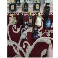 تعدادی شیشه عطر خالی