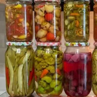 ترشی. های خوشمزه با طعم تند ملس