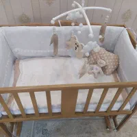 تخت گهواره چوبی کنار مادر(نی نی لای لایه)