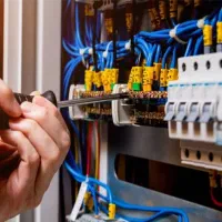 برقکار، برقکار نیمه ماهر
