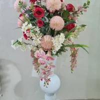 گلدان و گل مصنوعی کنار سالنی