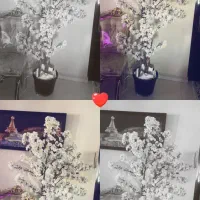 تعدادی درختچه شکوفه مصنوعی صورتی و سفید نو