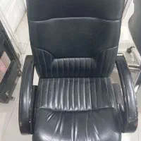 دو عدد صندلی مدیریتی و یک یخچال