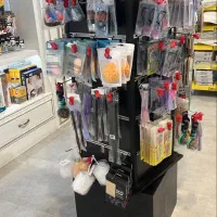 تعدادی قفسه ی پانچی فلزی و هنگر دار چوبی