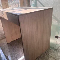 میز تحریر و کامپیوتر