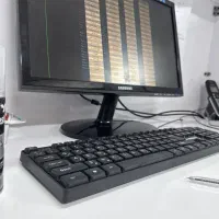 منشی خانم اشنا به کامپیوتر