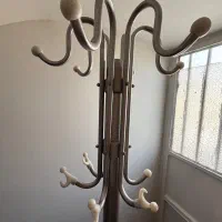 جا لباسی ایستاده