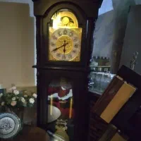 ساعت ایستاده چوبی قهوه ای رنگ