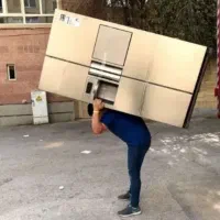 کارگر باربری اسباب‌کشی منزل