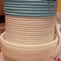 مقداری ظرف پلاستیکی نو درب دار