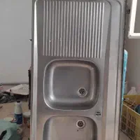 در چوبی اتاق، پنجره آلمینیومی، صفحه کابینت، سینک