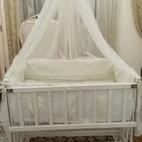 تختخواب و گهواره چوبی کنار تخت مادر درحد نو|تخت و صندلی بچه|پردیس, فاز ۱۱|دیوار