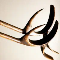 نیروی خانم کارگاه چوب